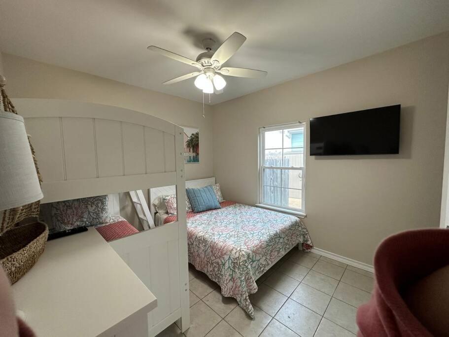 Barefoot Bungalow - Pet Friendly- 2 Bdrm Townhome Корпъс Кристи Екстериор снимка